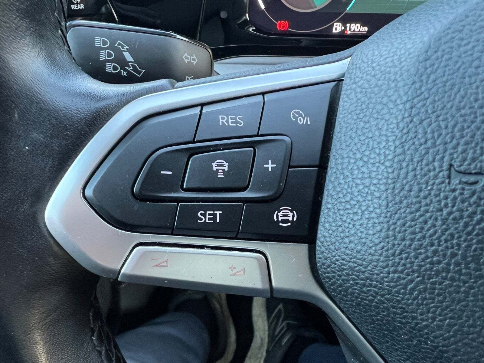 Hvid VW Golf VIII fra 2021 set indefra