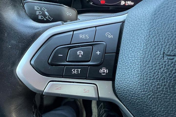 Hvid VW Golf VIII fra 2021 set indefra