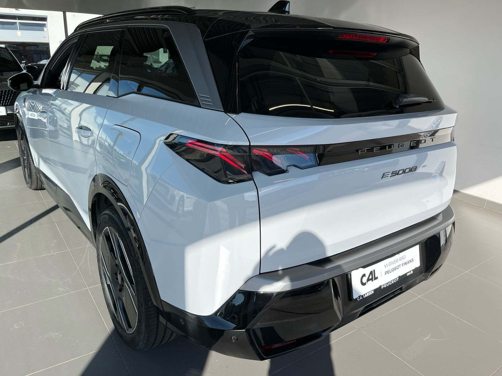 Hvid Peugeot e-5008 fra 2024