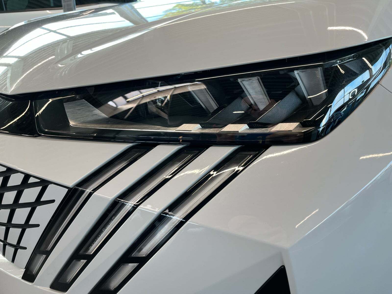 Hvid Peugeot e-5008 fra 2024