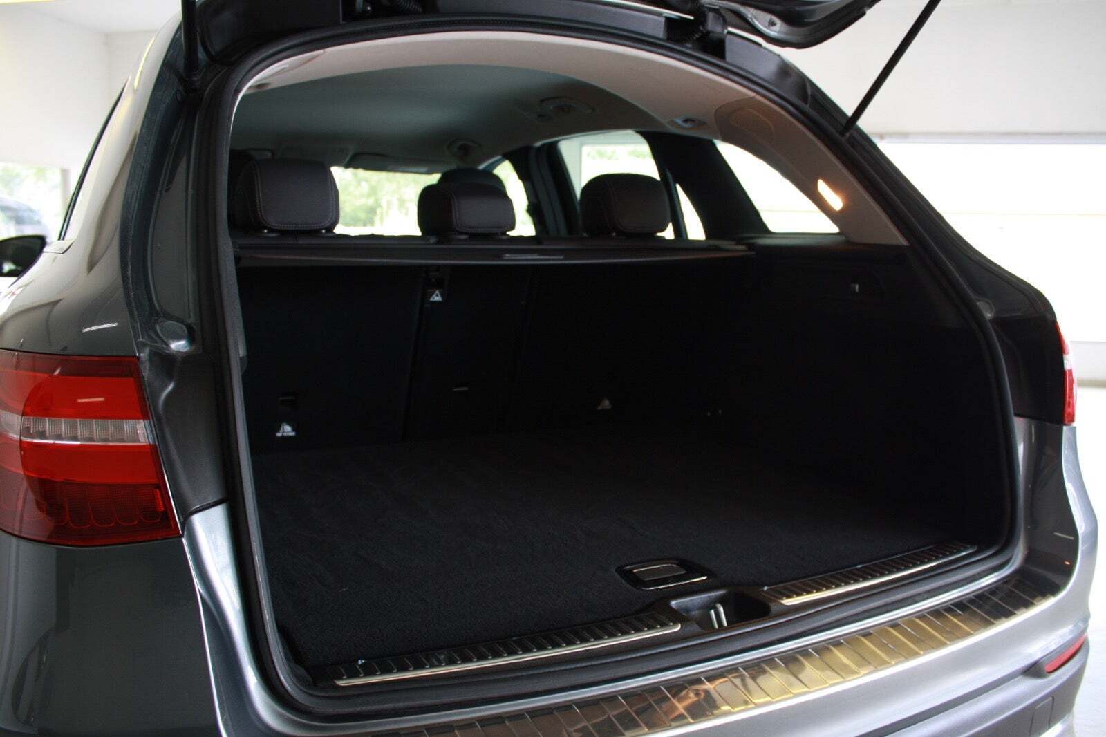 Grå Mercedes GLC220 d fra 2017