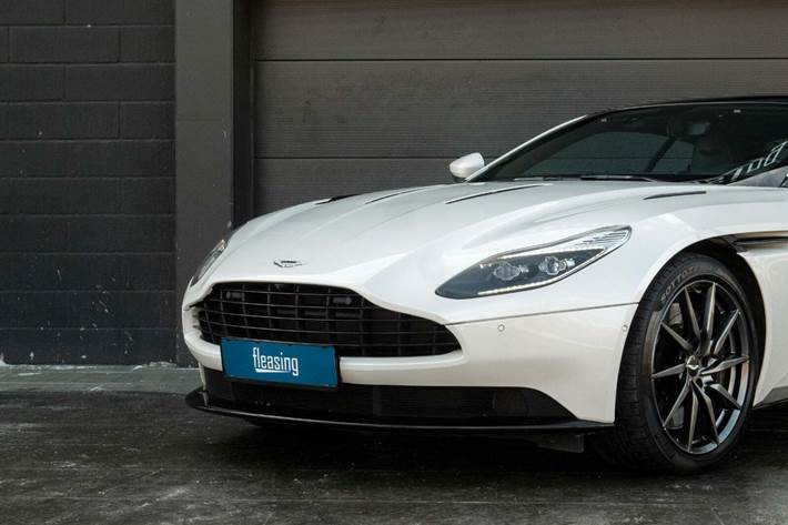 Hvid Aston Martin DB11 fra 2016 set udefra