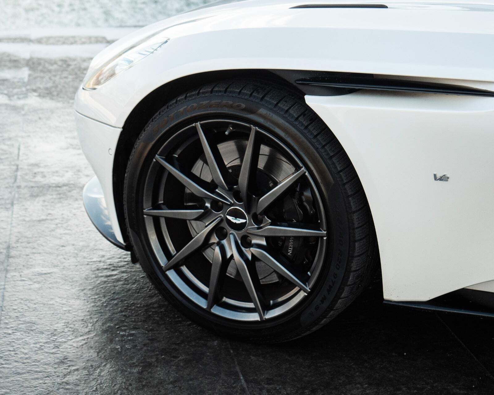 Aston Martin DB11 5,2 V12 Coupé aut.