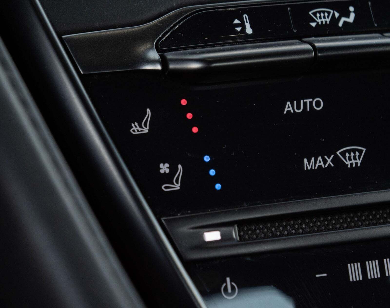 Hvid Aston Martin DB11 fra 2016