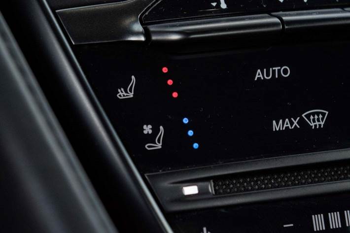 Hvid Aston Martin DB11 fra 2016