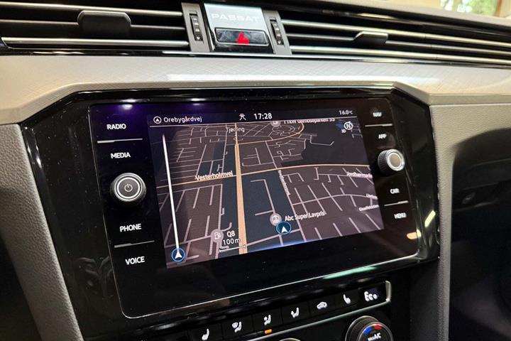 Sølv VW Passat fra 2020