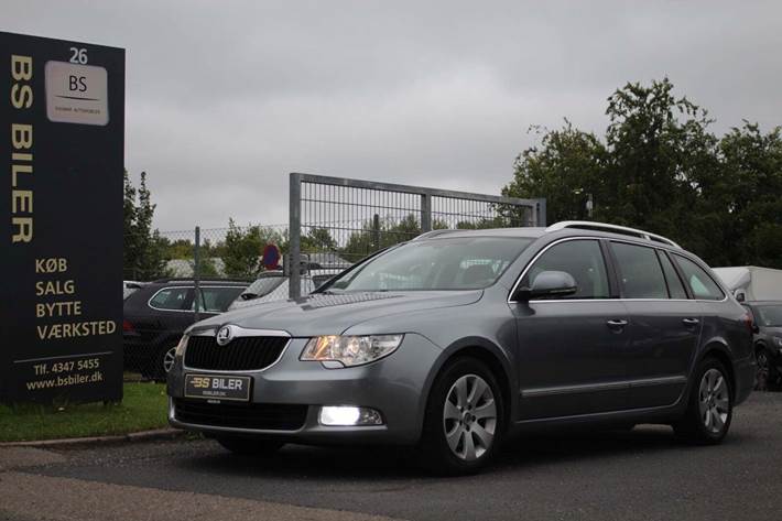 Grå Skoda Superb fra 2012