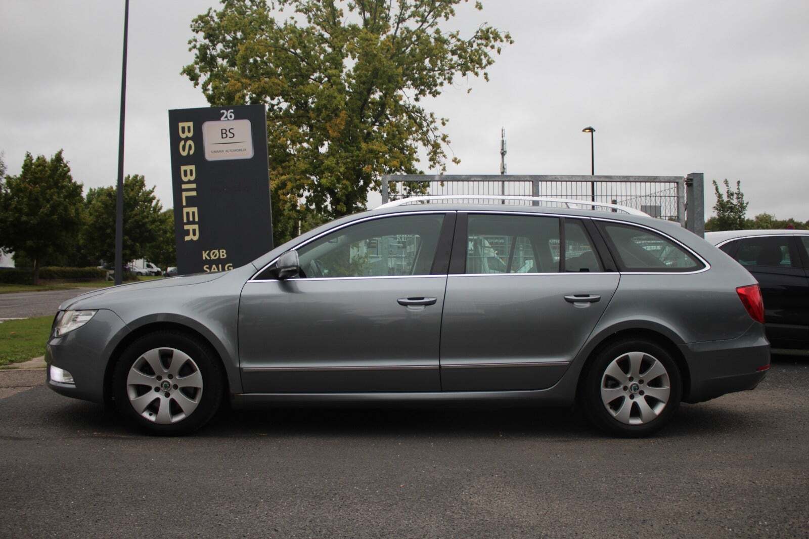 Grå Skoda Superb fra 2012