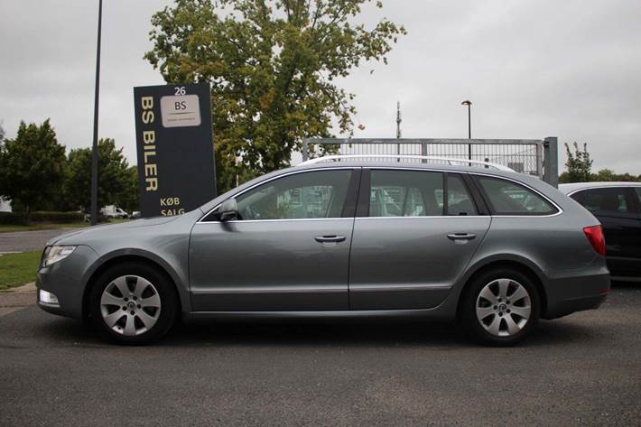 Grå Skoda Superb fra 2012
