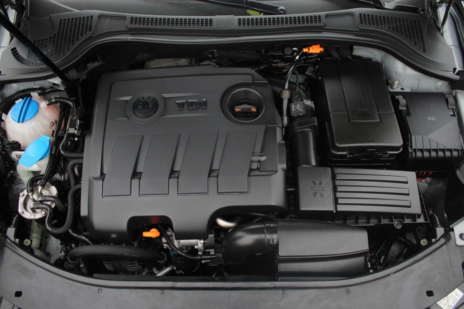 Grå Skoda Superb fra 2012