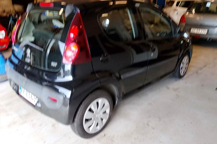 Sort Peugeot 107 fra 2014