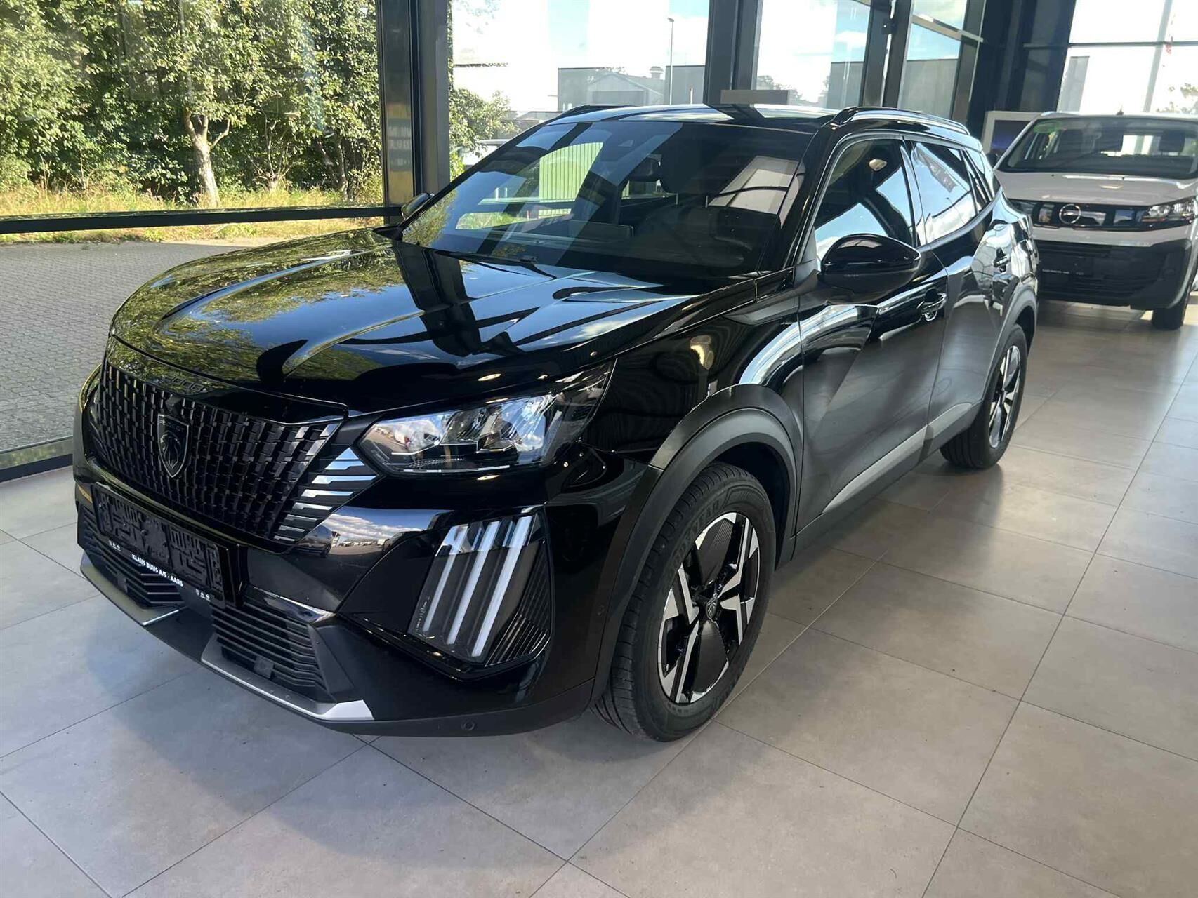 Sort Peugeot 2008 fra 2024 set udefra