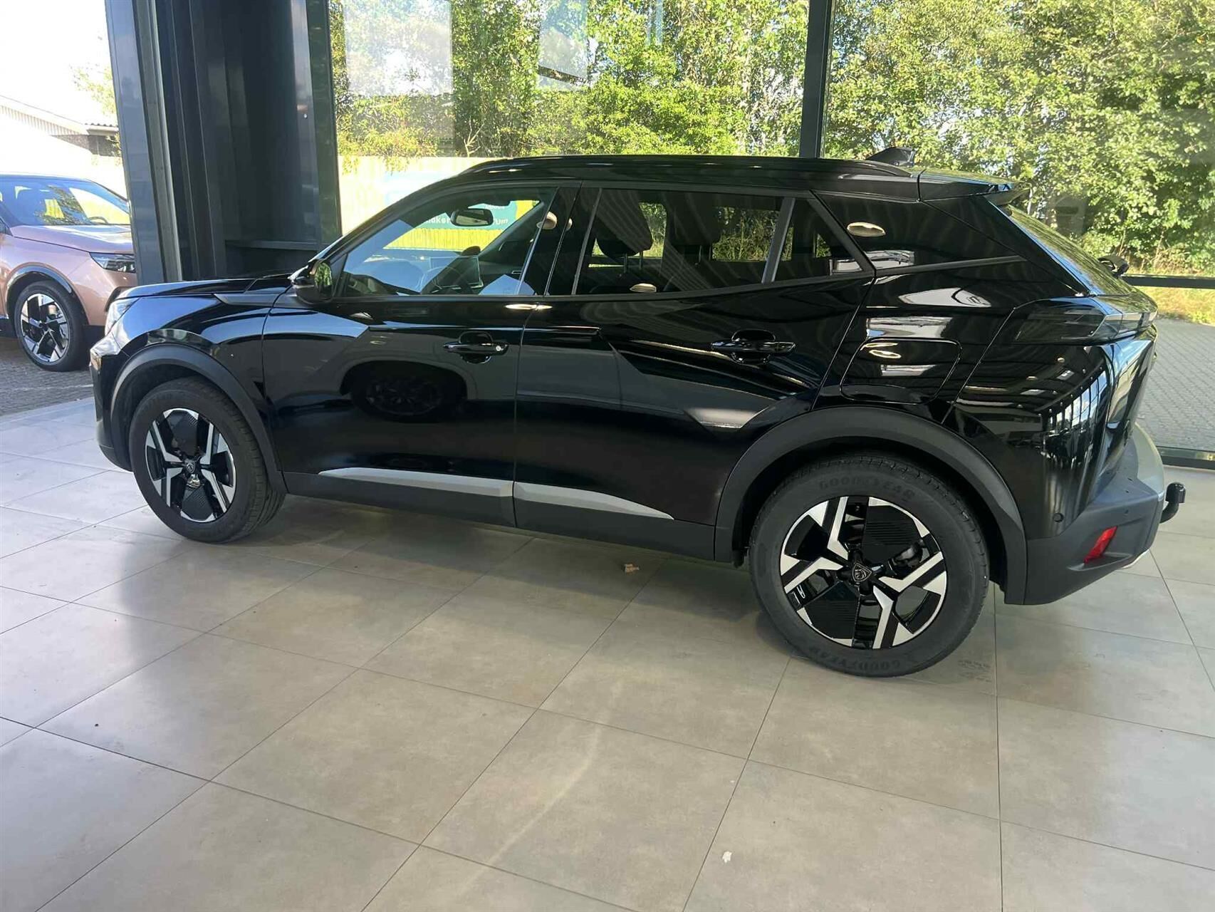 Sort Peugeot 2008 fra 2024