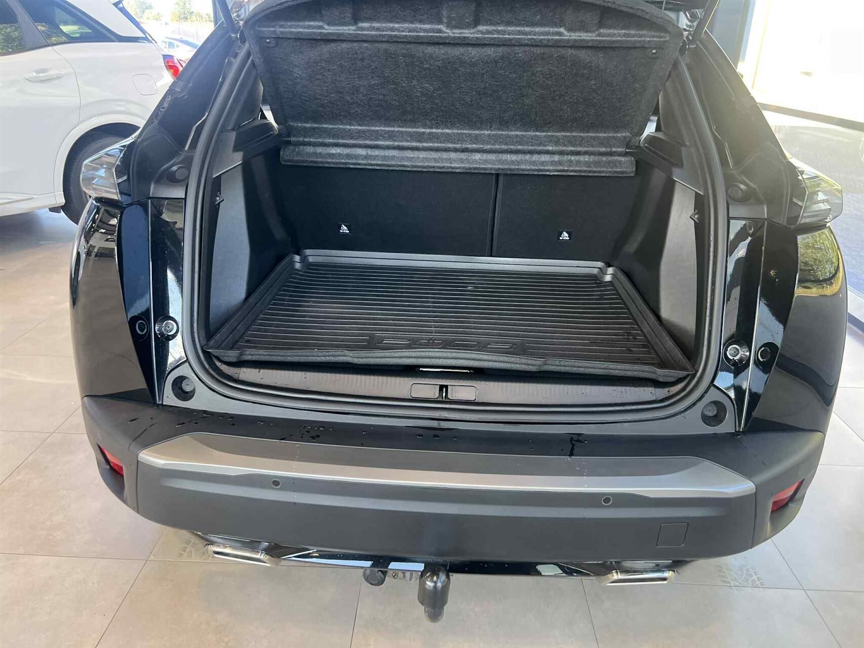 Sort Peugeot 2008 fra 2024