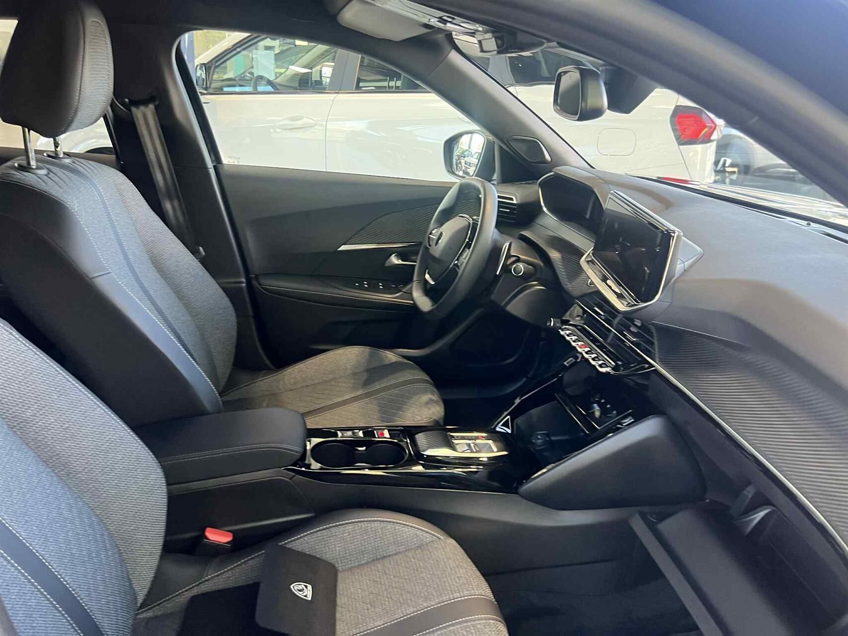 Sort Peugeot 2008 fra 2024