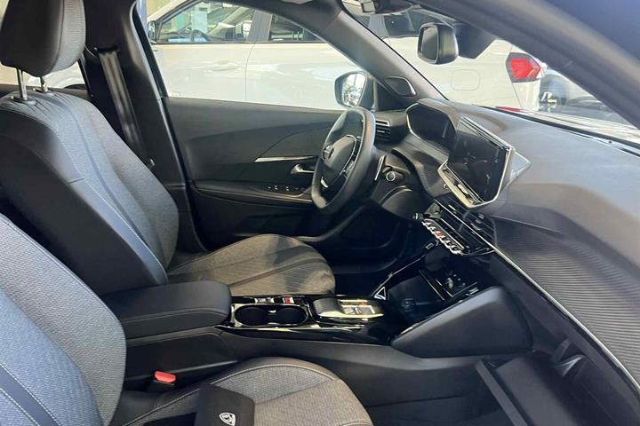 Sort Peugeot 2008 fra 2024