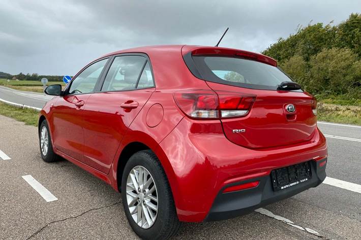 Rød Kia Rio fra 2018