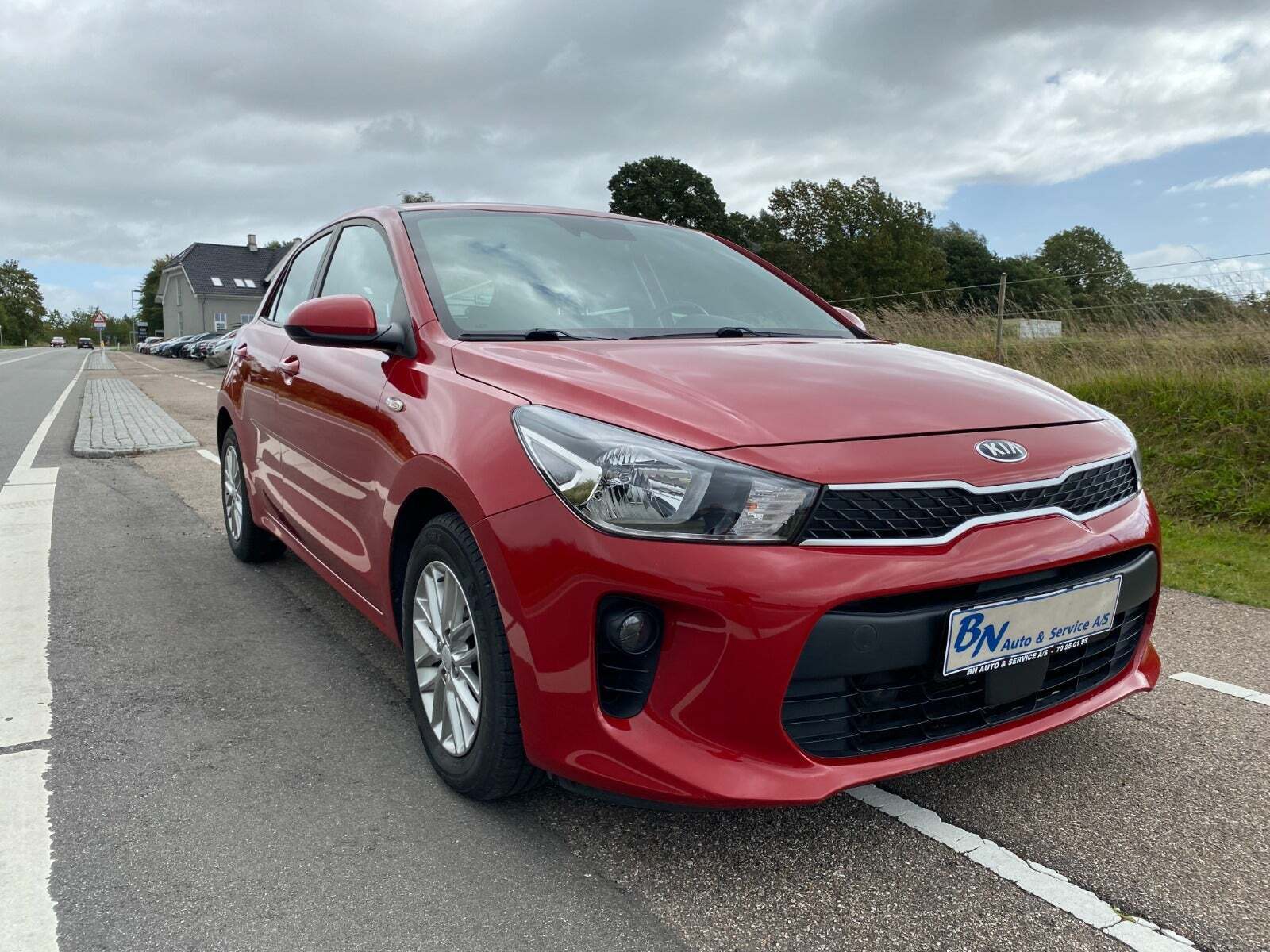 Rød Kia Rio fra 2018 set udefra