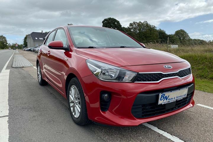 Rød Kia Rio fra 2018 set udefra