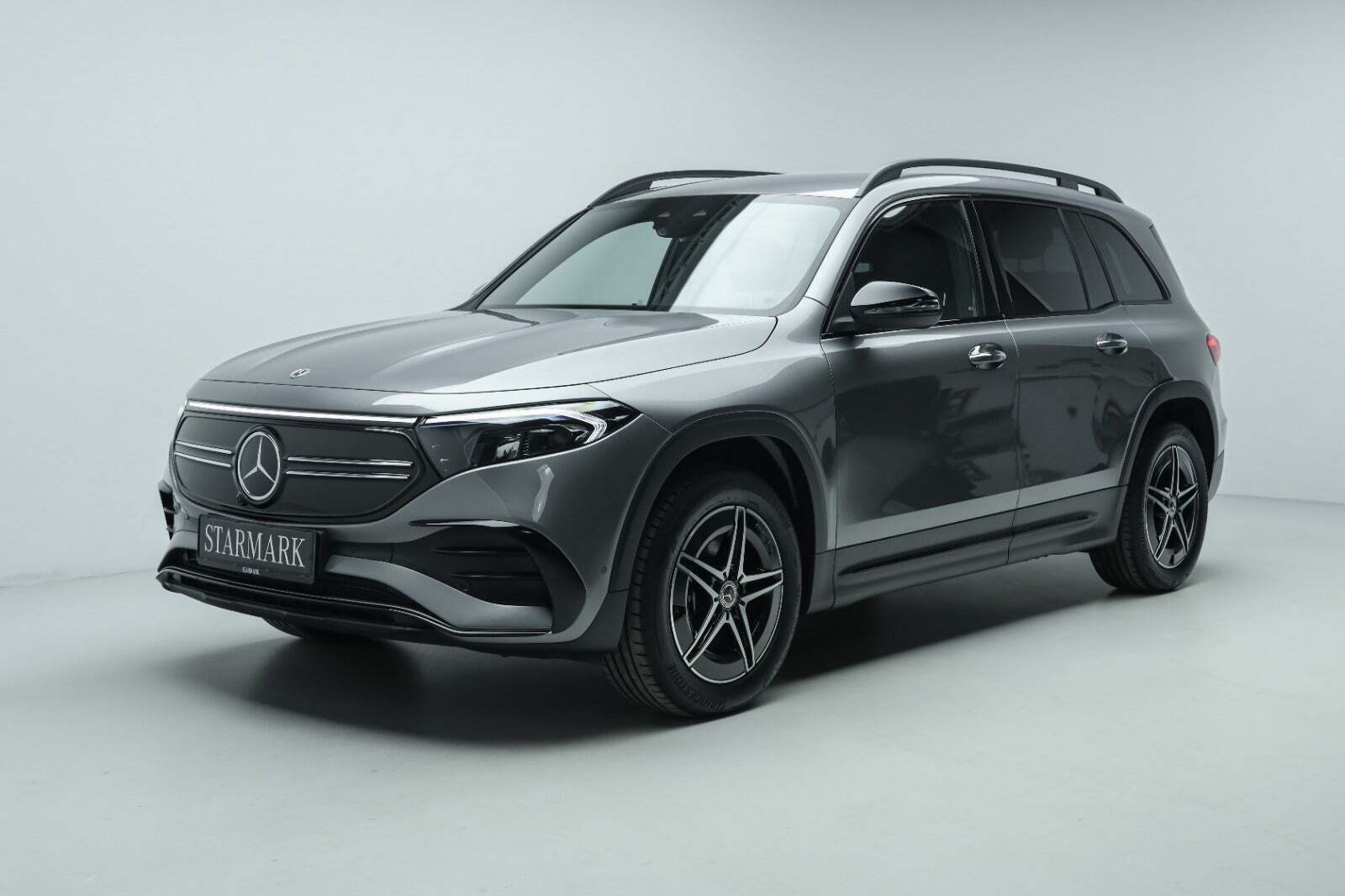 Grå Mercedes EQB350 fra 2023 set udefra