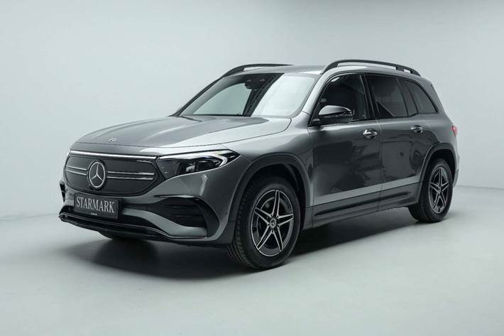 Grå Mercedes EQB350 fra 2024 set udefra