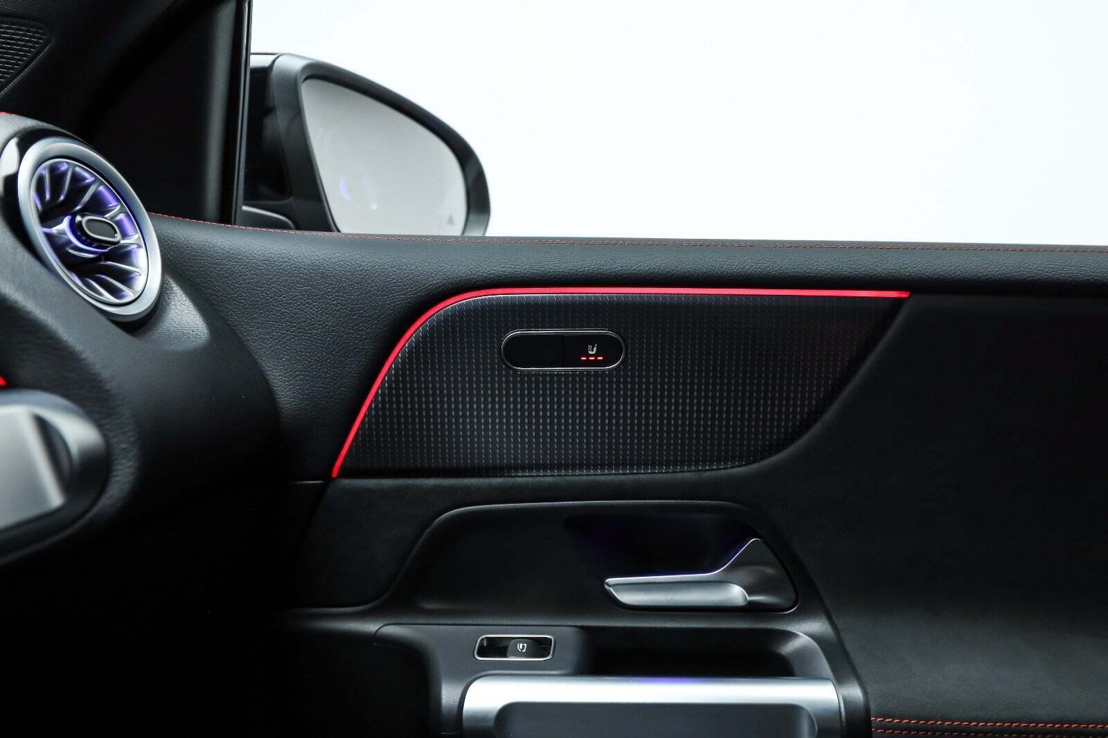 Grå Mercedes EQB350 fra 2023