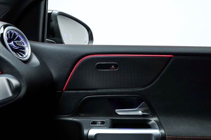 Grå Mercedes EQB350 fra 2024