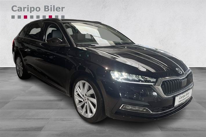 Sort Skoda Octavia fra 2022 set udefra