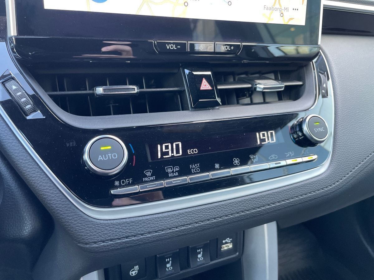 Sølv Toyota Corolla Cross fra 2023