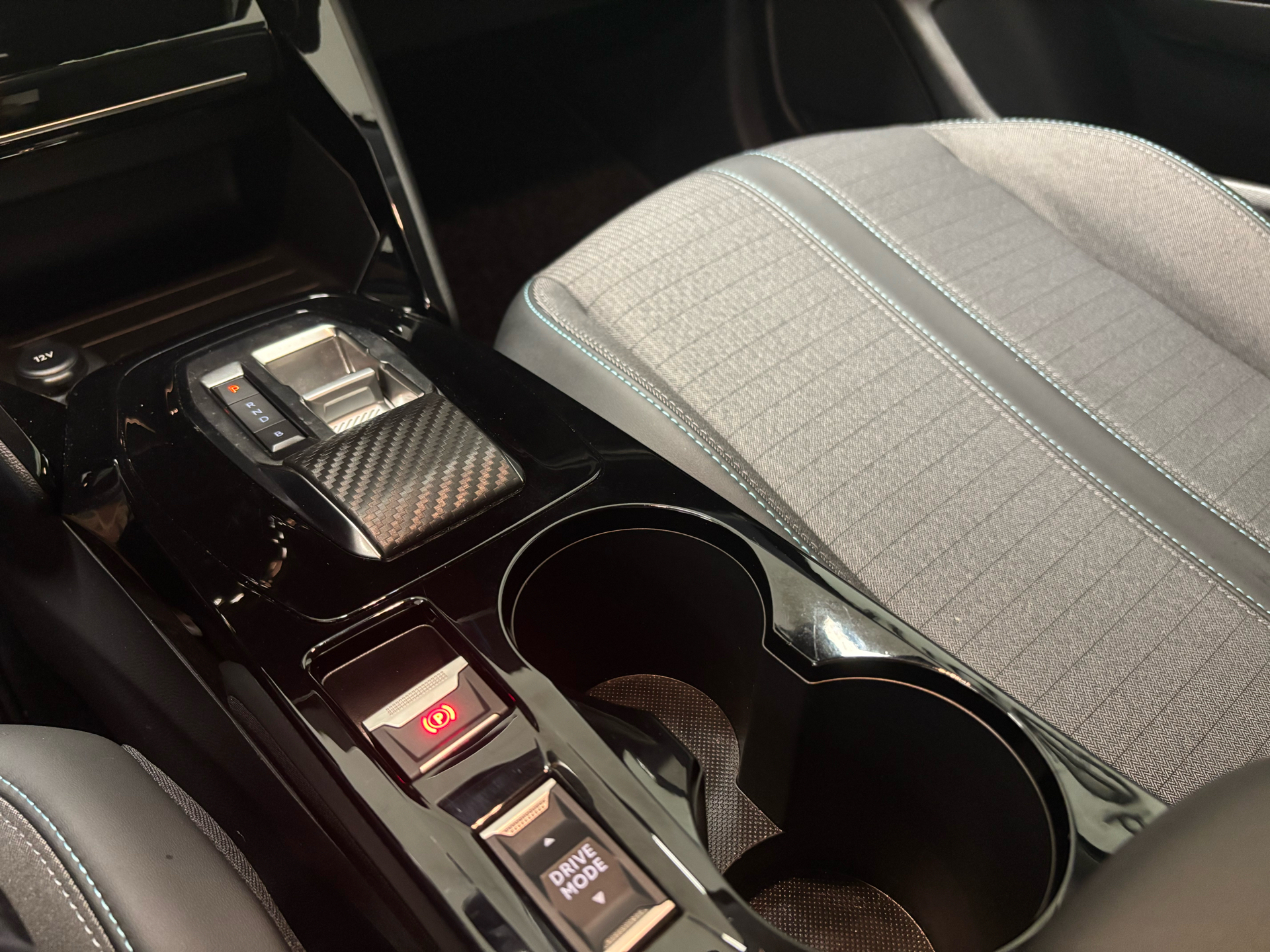 Hvid Peugeot e-208 fra 2023