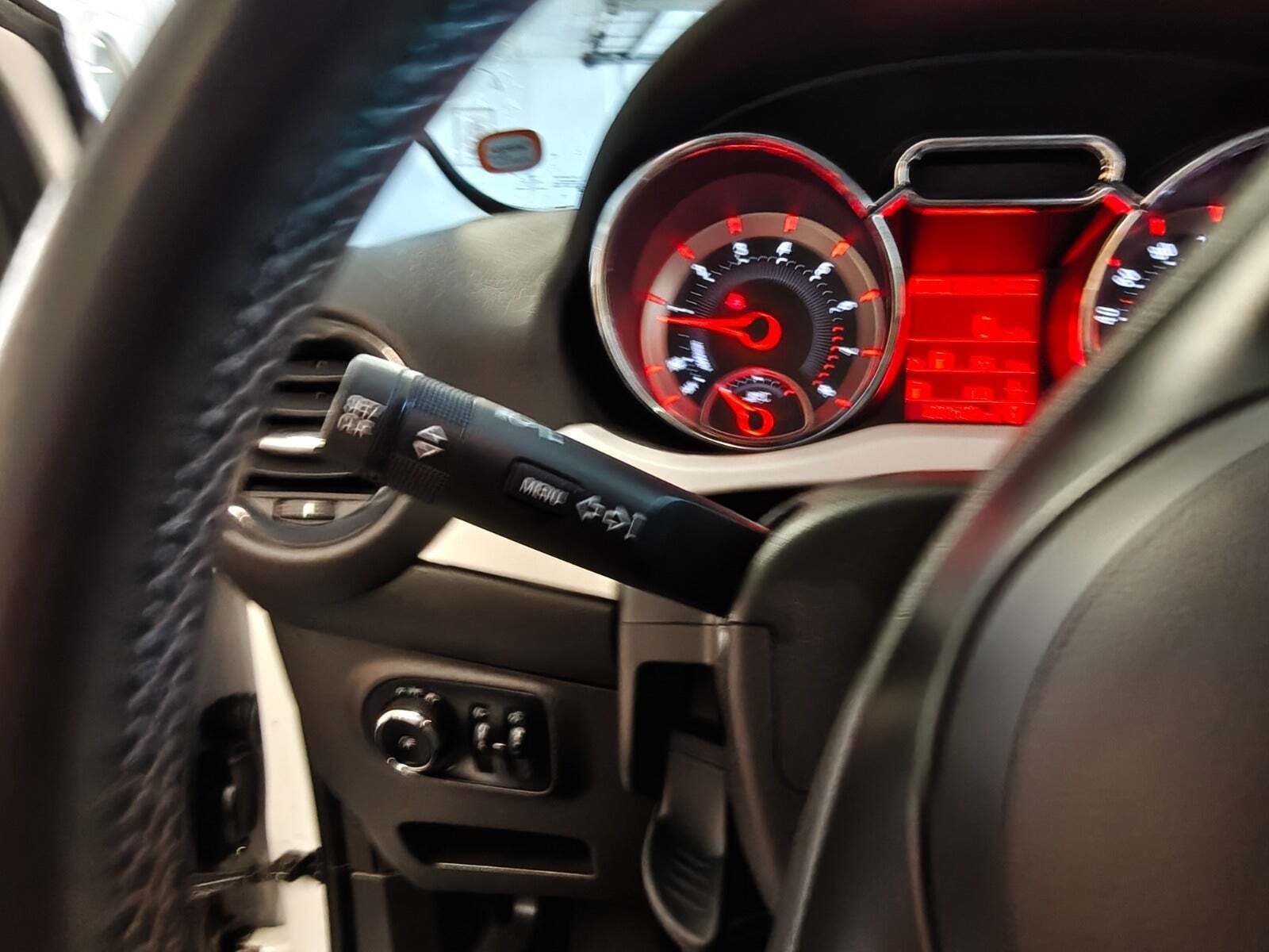 Gul Opel Adam fra 2013