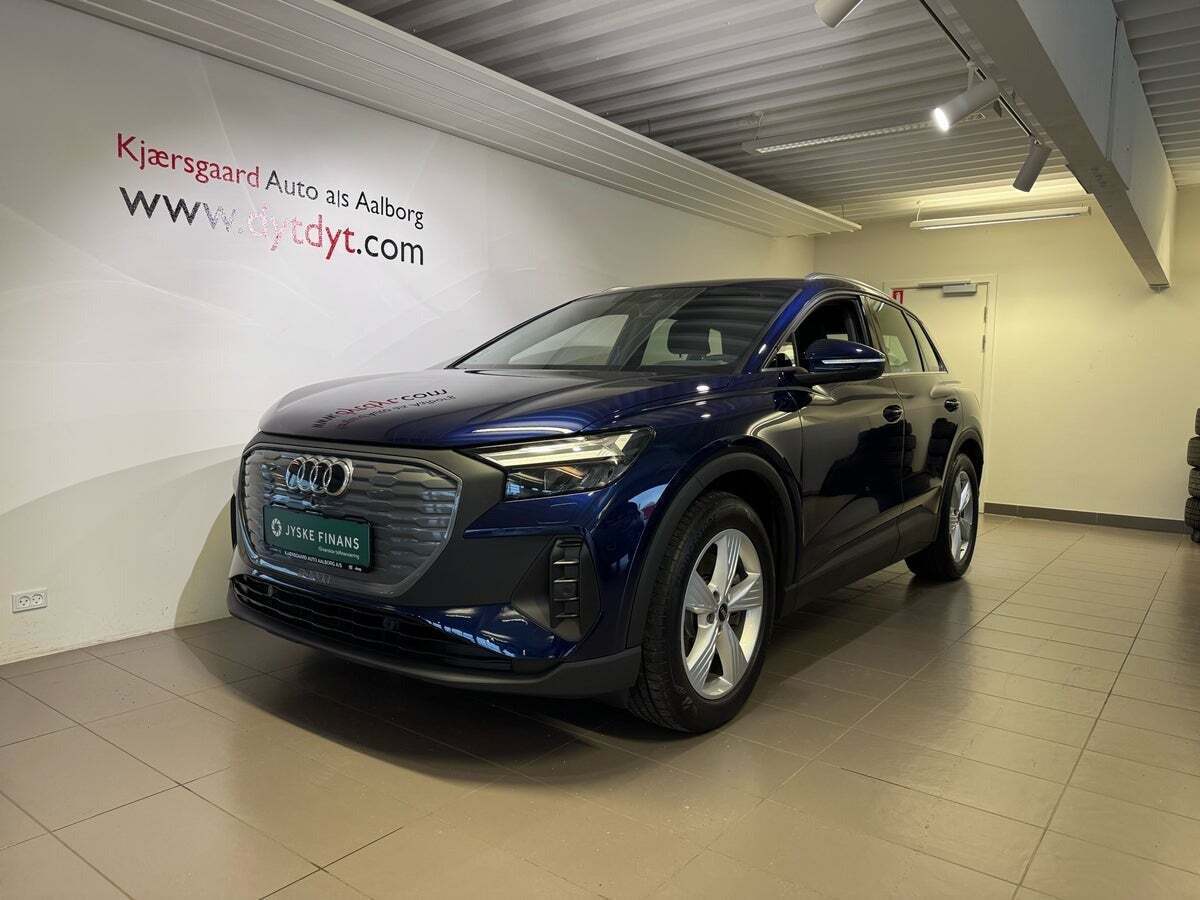 Blå Audi Q4 e-tron fra 2023 set udefra