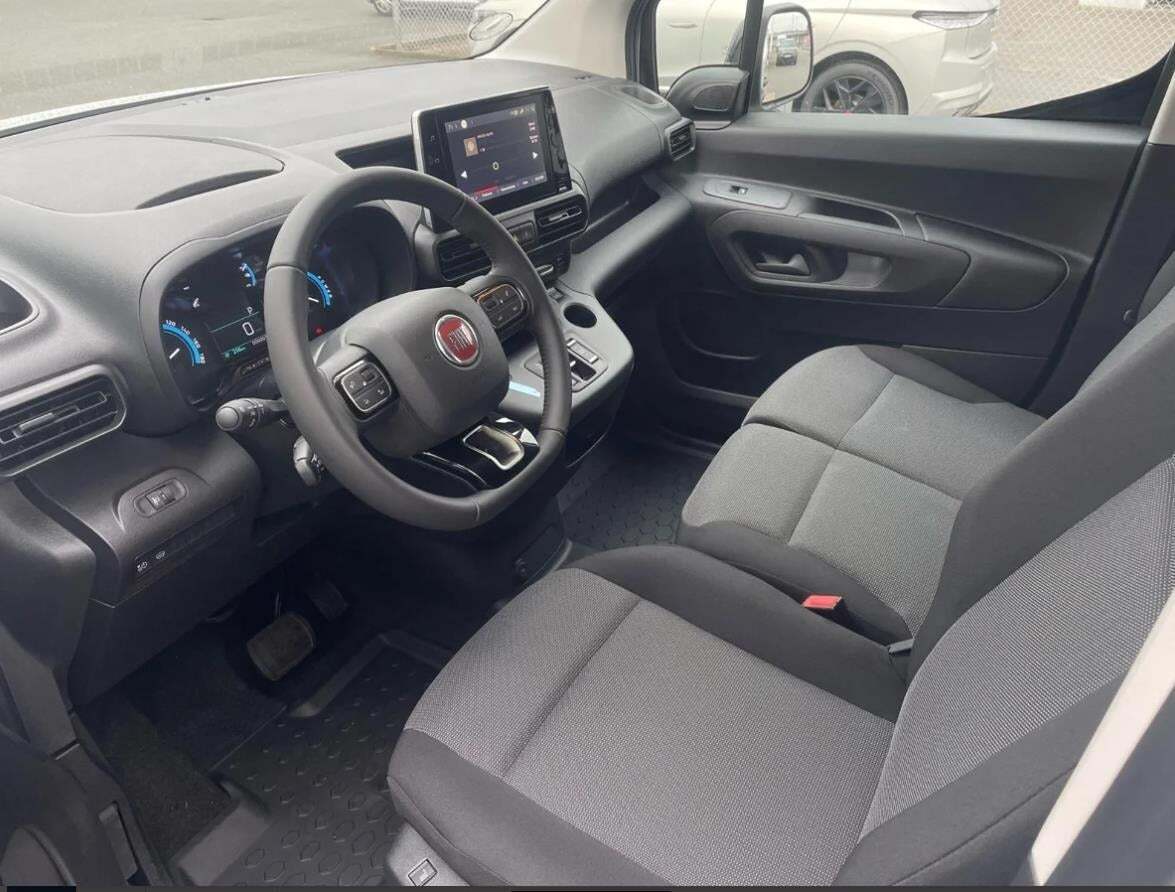 Hvid Fiat Doblò E fra 2023 set indefra