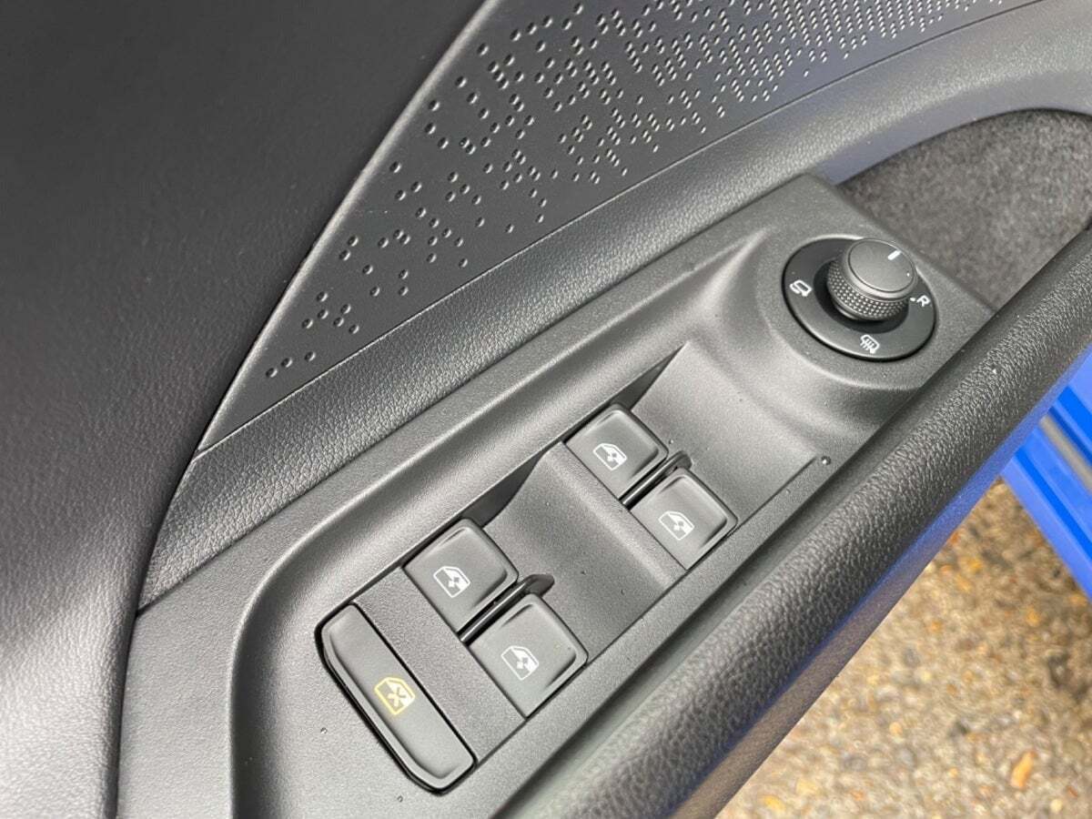 Blå Skoda Enyaq fra 2023