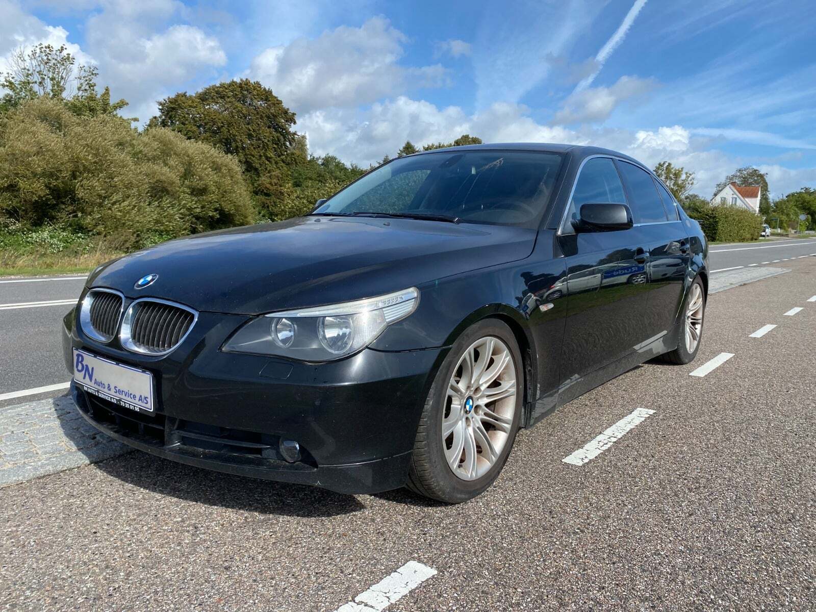 Sort BMW 525i fra 2007 set udefra