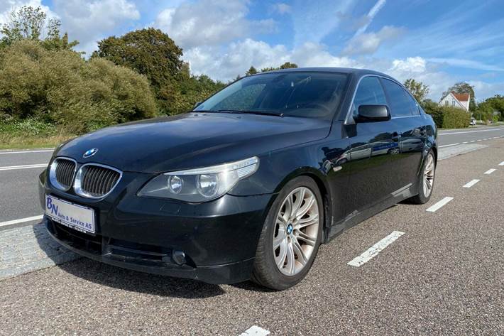 Sort BMW 525i fra 2007 set udefra