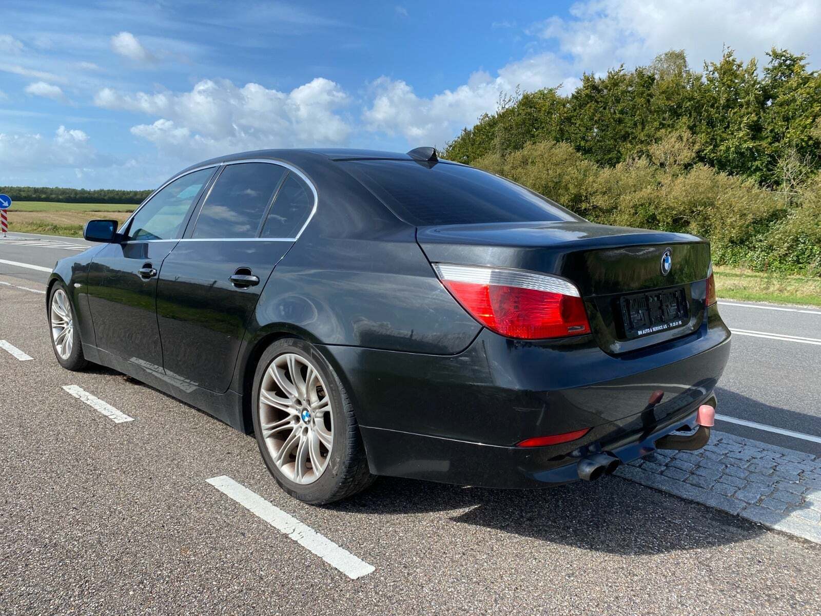 Sort BMW 525i fra 2007 set udefra