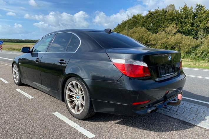 Sort BMW 525i fra 2007 set udefra
