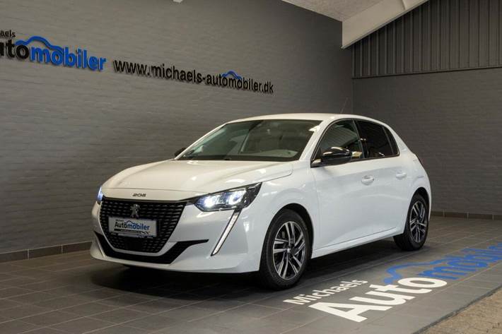 Hvid Peugeot 208 fra 2023 set udefra