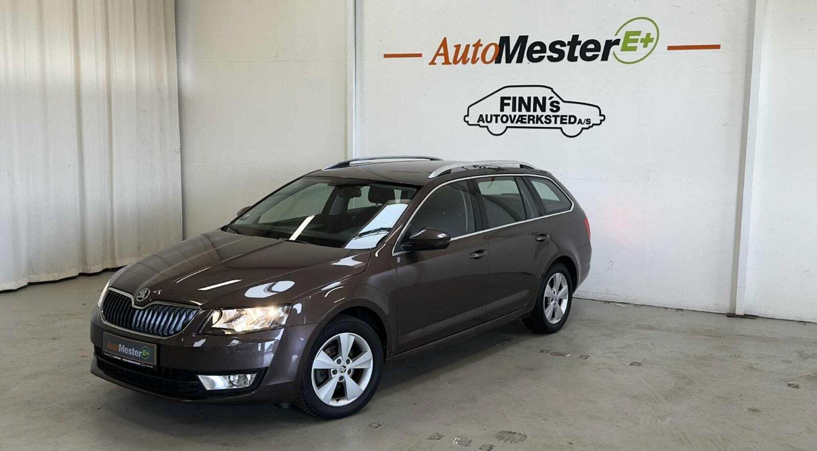 Brun Skoda Octavia fra 2016 set udefra