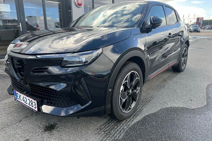 Sort Alfa Romeo Junior fra 2025