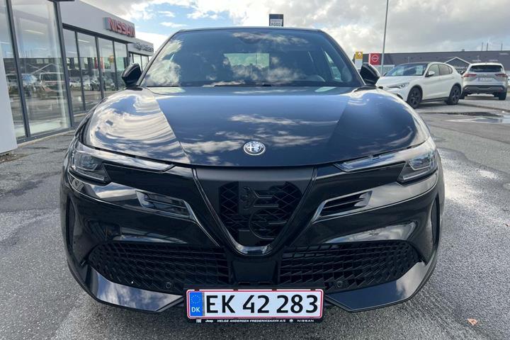 Sort Alfa Romeo Junior fra 2025 set udefra