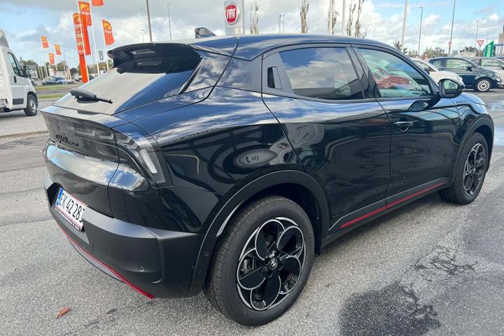 Sort Alfa Romeo Junior fra 2025