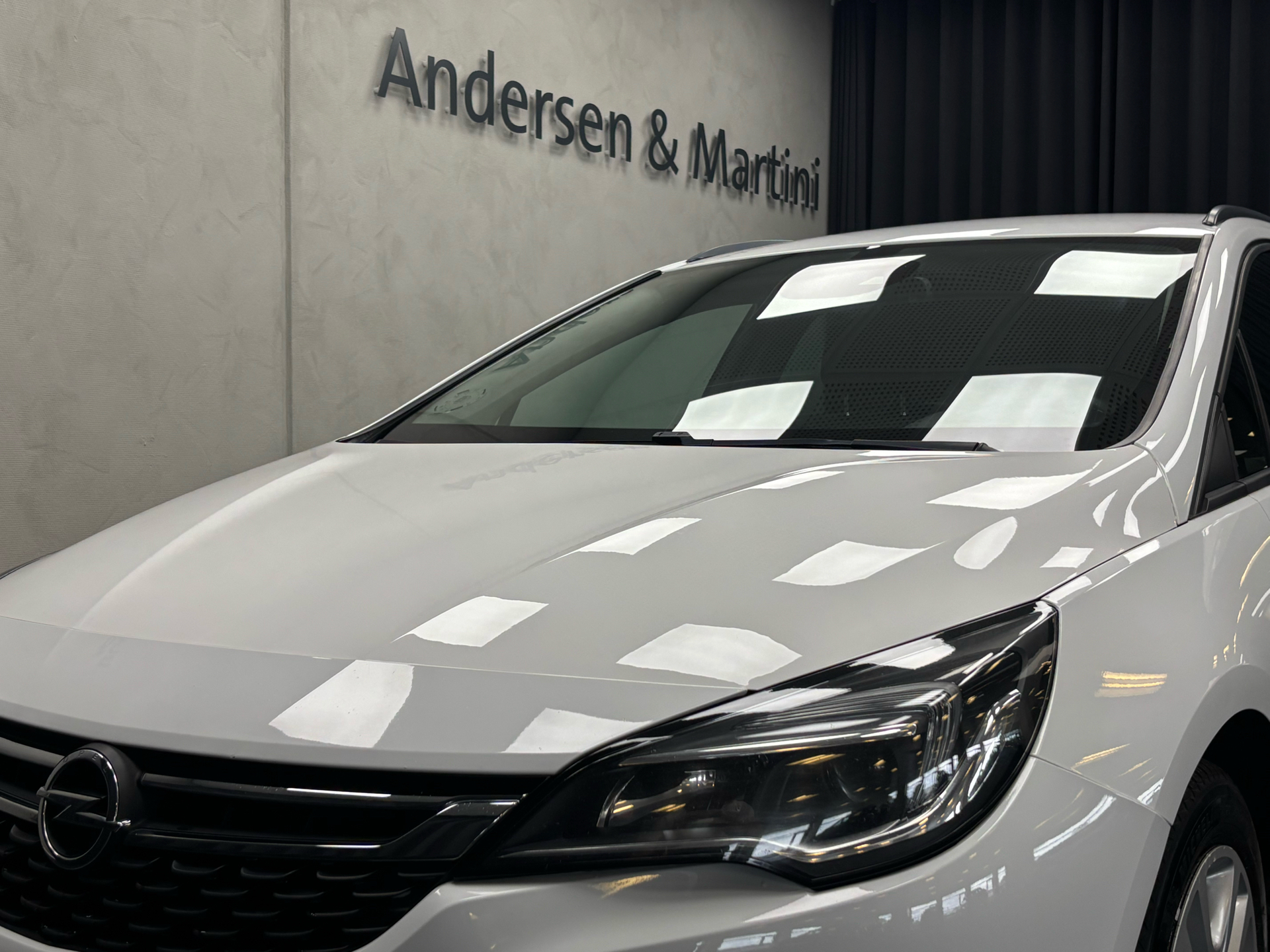 Hvid Opel Astra fra 2016