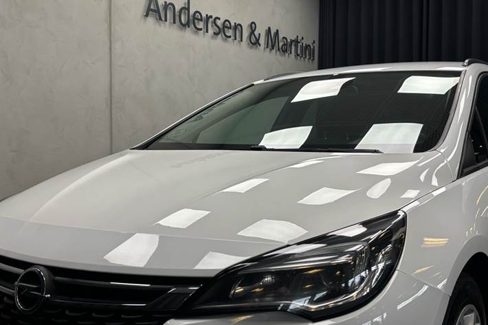 Hvid Opel Astra fra 2016