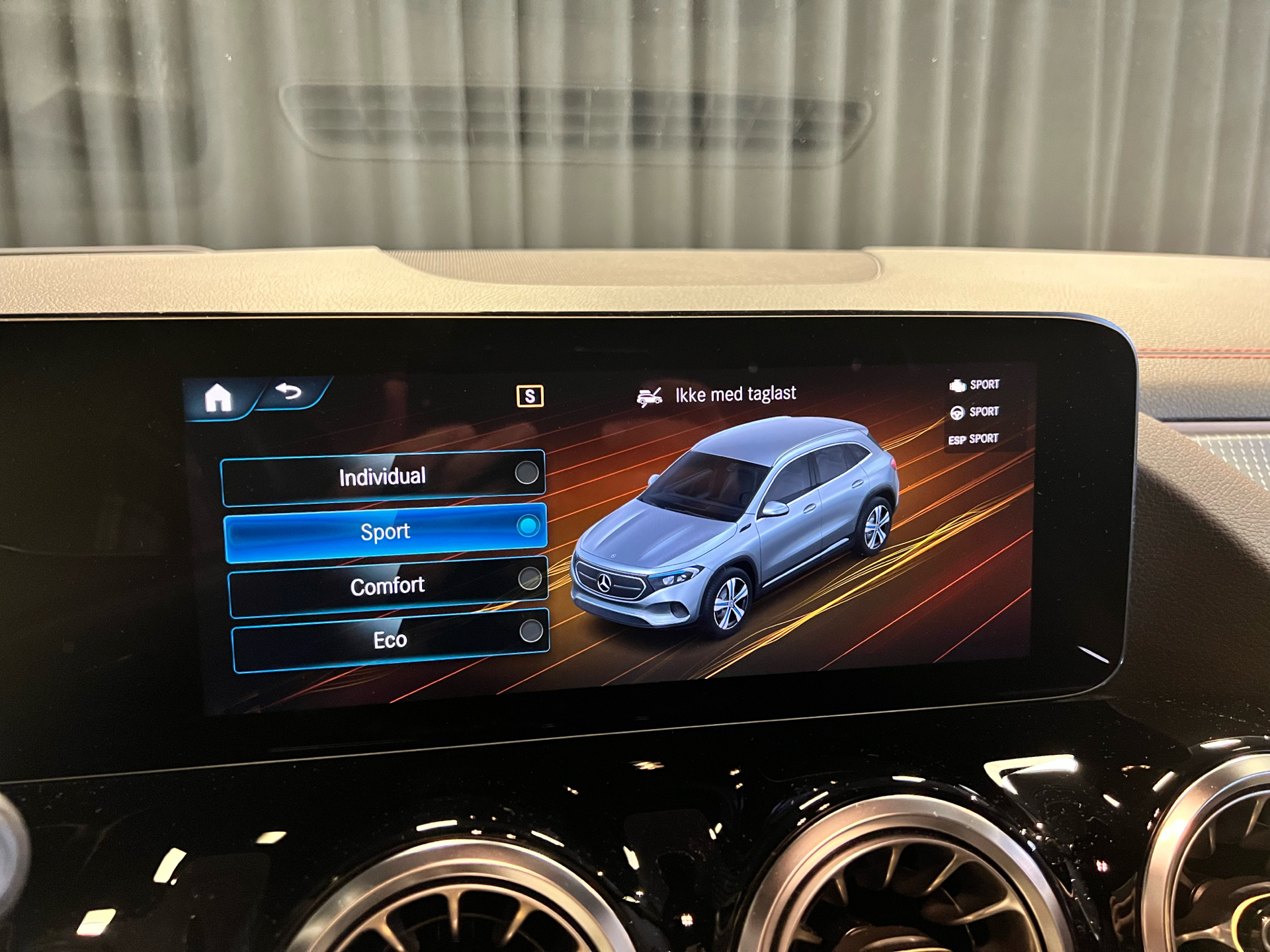 Rød Mercedes EQA 250+ fra 2023