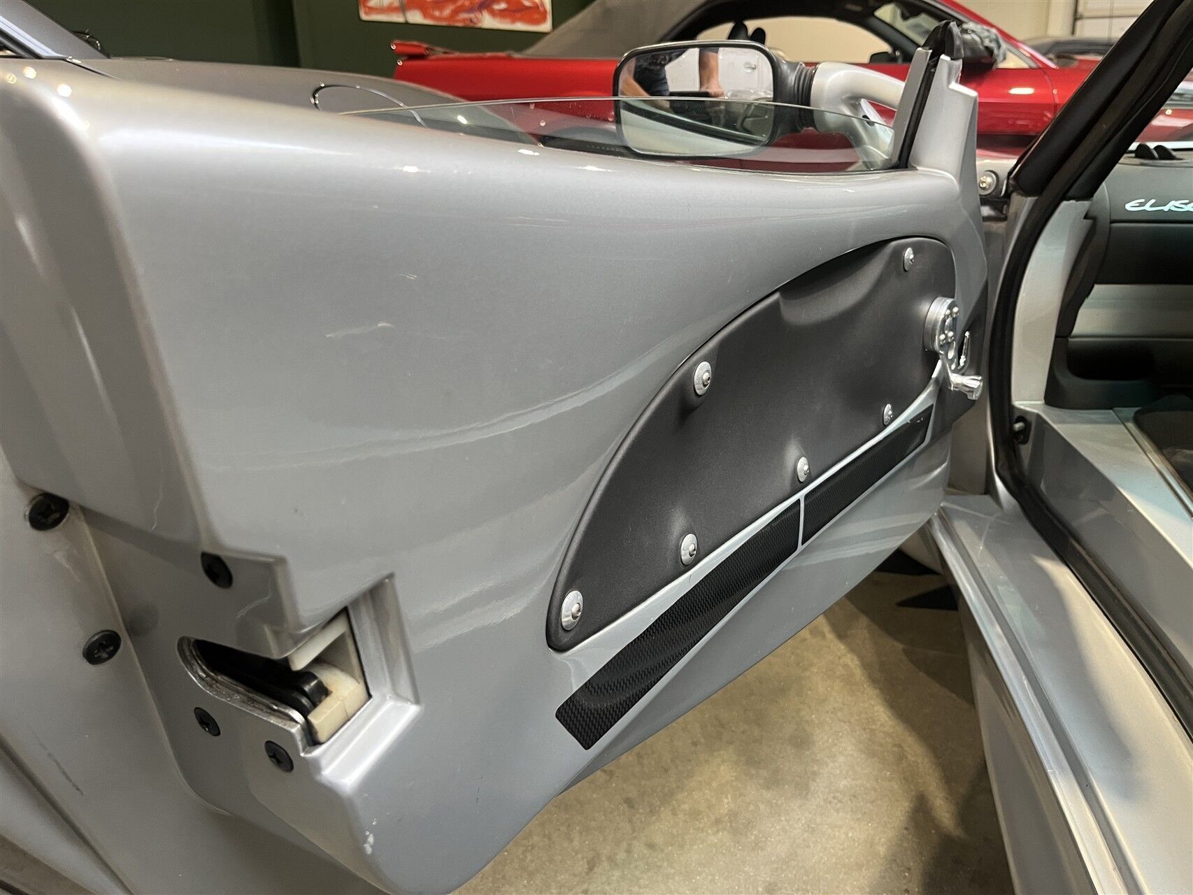 Sølv Lotus Elise fra 1997 set indefra