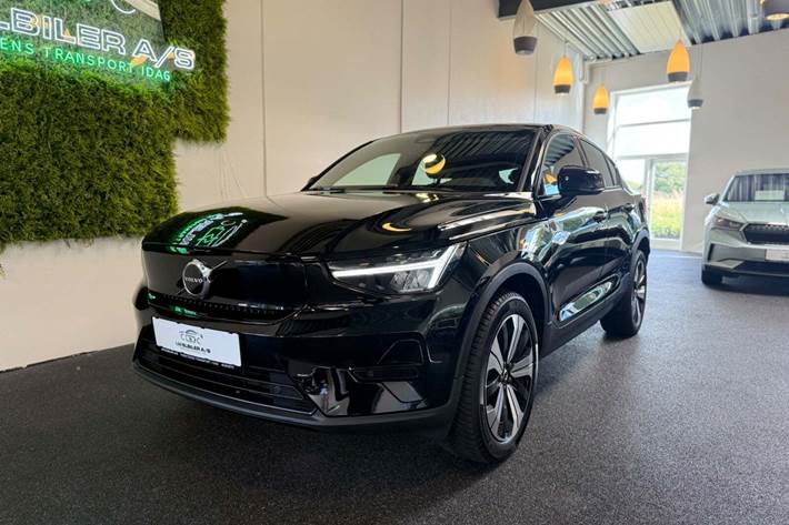 Sort Volvo C40 fra 2023 set udefra