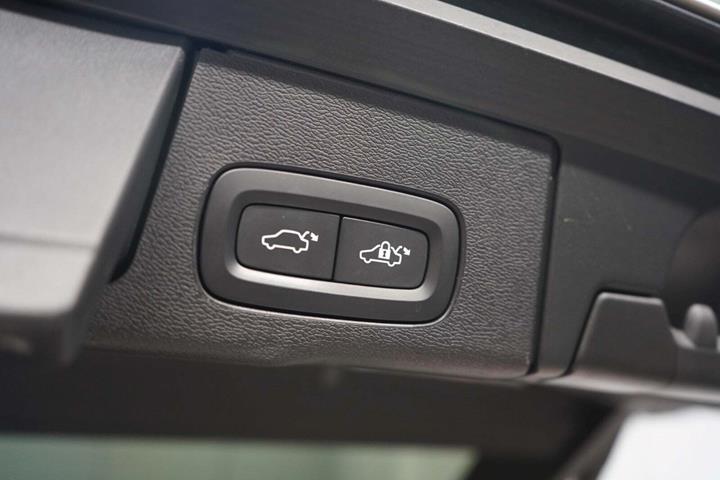 Beige Volvo XC60 fra 2020