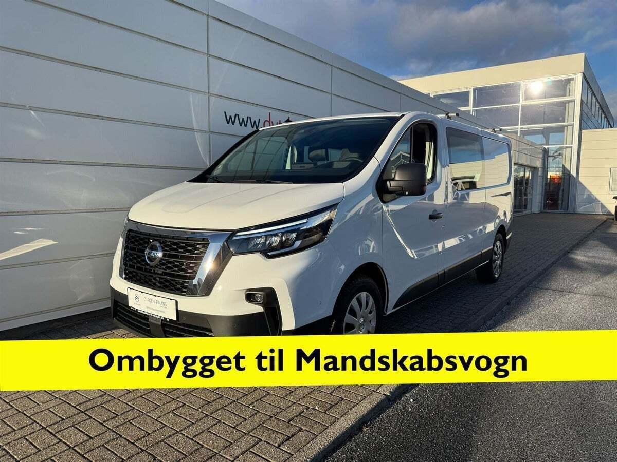 Hvid Nissan Primastar fra 2022 set udefra